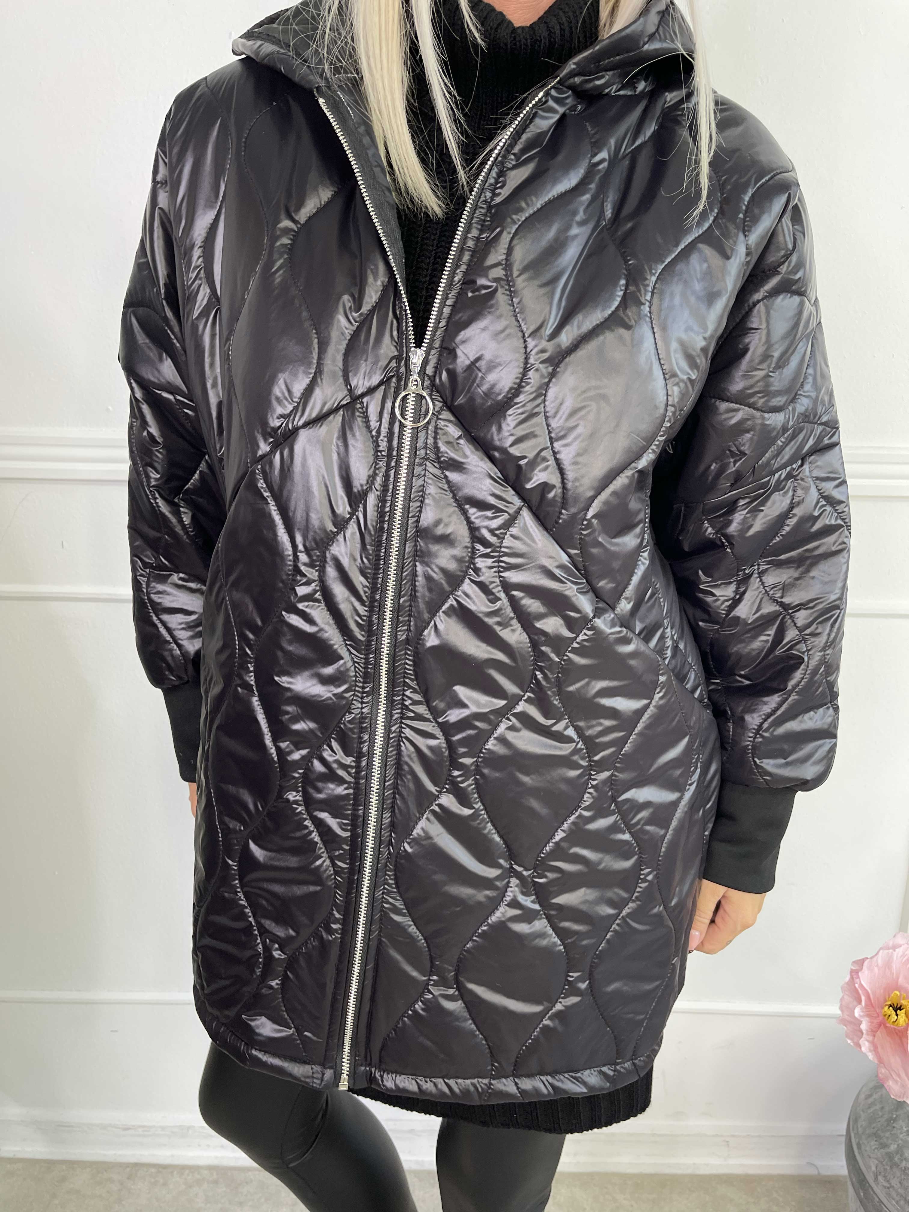 Augusta - Quiltet overgangsjakke med hætte og lynlås